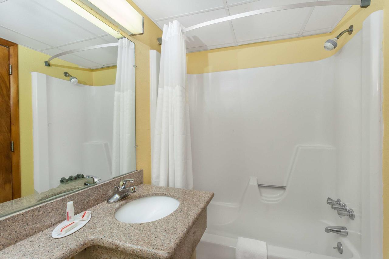 Days Inn By Wyndham Scranton Pa Dickson City Bagian luar foto